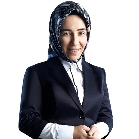 ABD’de doktoralı, Harvard ve Columbia’da akademik görevli, TÜBİTAK, DEİK, MÜSİAD, İSO’da danışman, üniversitede kurucu bölüm başkanı, Cumhurbaşkanlığı Başdanışmanı…
Bu ülkenin yetiştirdiği en donanımlı ekonomistlerden biri.
Ama başörtülü diye ‘hademe’ diyorsunuz.
Siz kılık