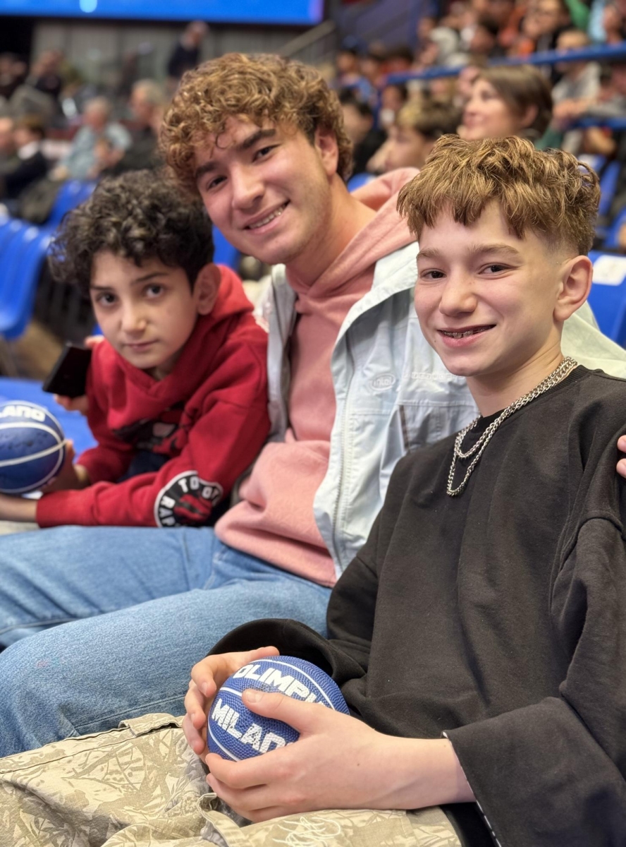 policlinicoMI's tweet photo. I bimbi della #Pediatria del #PoliclinicoMi sul campo da #basket a tifare @OlimpiaMI1936 un pomeriggio da ricordare fra i “giganti” della #pallacanestro calpestando il parquet dei campioni d’Italia in carica!
#Sport #ChirurgiaPediatrica #basket #csimilano https://t.co/l52XpdOx3M