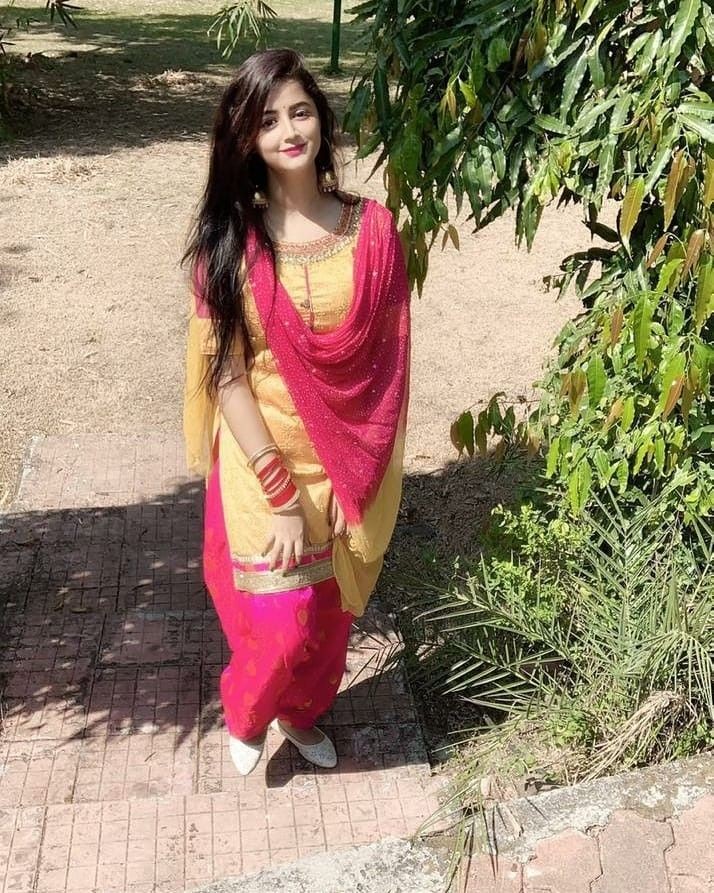 GopalKh88610214's tweet photo. इक चंचल शोख़ हसीं लड़की
मेरे दिल में रहती है।
जो लब़ से न बोल सकूँ मैं
वो नज़रों से कहती है।
आँखें उसकी शबनम जैसी
है चाल तो हिरनी के जैसी
जुल्फों पे घटाएँ बल खाएँ
उसकी साँसें मेरी साँसें
इक दूजे में बहती हैं।
इक चंचल शोख़ हसीं लड़की
मेरे दिल में रहती है।
#गोपाला✍️
#Gkk https://t.co/Qhkq0L1C4z