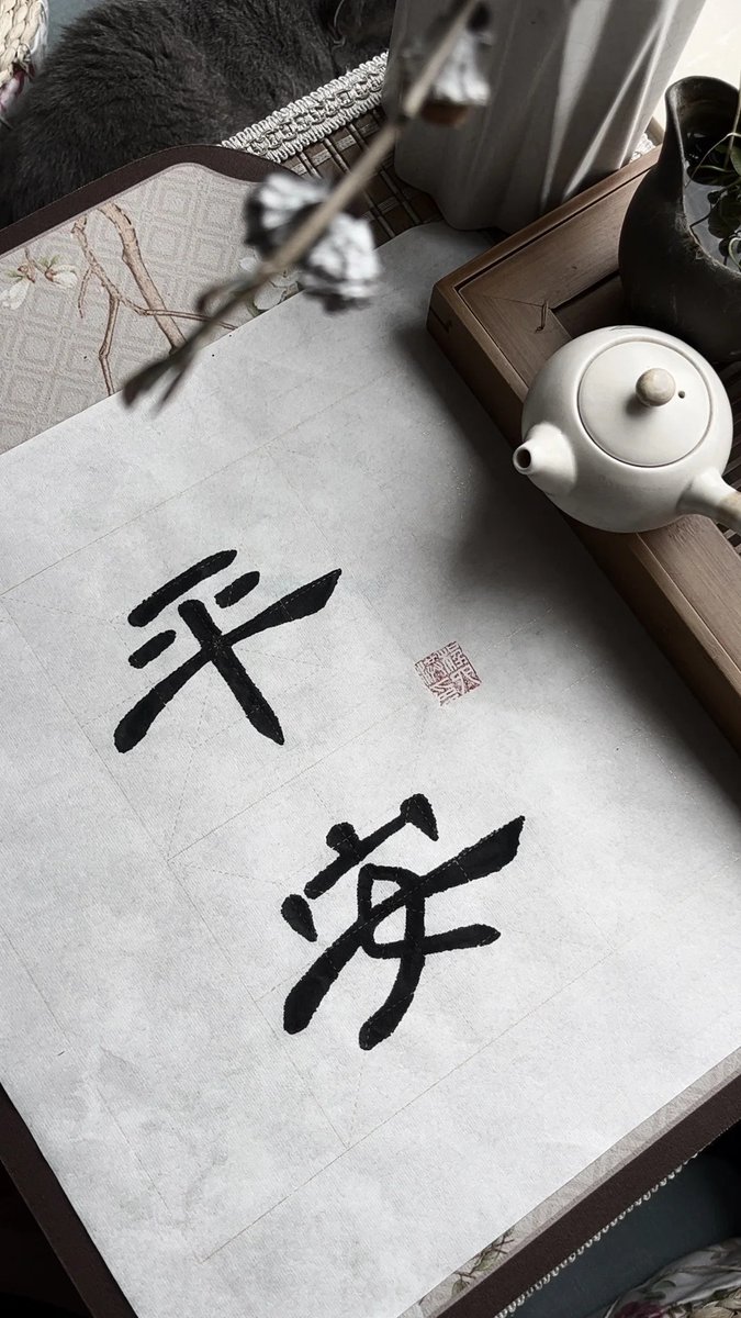 百年孤独里有一段话说的很确切、生命从来不曾离开过孤独而独立存在。无论是我们出生我们成长我们相爱还是我们成功和失败，直到最后的最后，孤独犹如影子一样存在于生命一隅。