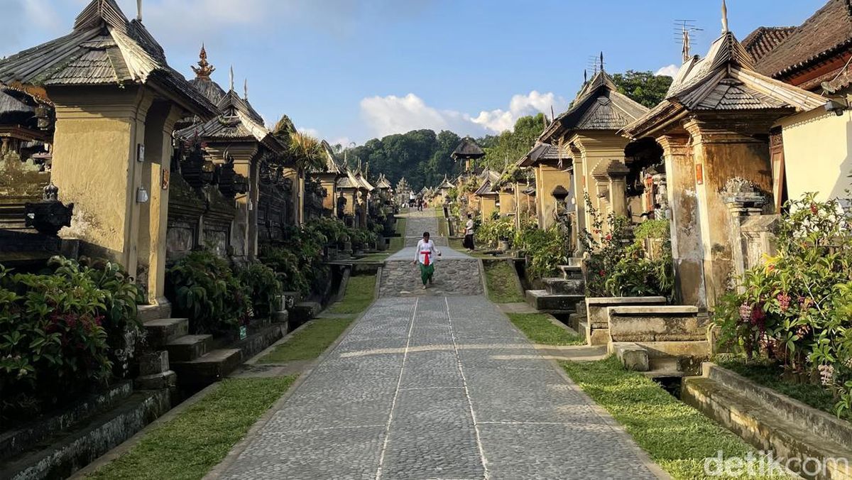 Ada juga Desa Penglipuran, desa adat yang sangat sakral. Gak semua orang boleh masuk ke bagian dalamnya. Ada aturan ketat soal kesucian, dan konon yang melanggar bisa kena kutukan halus. Serem tapi bikin penasaran.