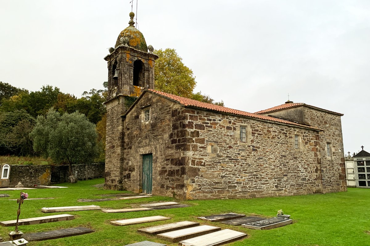 TouroTurismo's tweet photo. IGREXA DE SAN XOÁN DE TOURO. Situada no Barral, é do século XVIII de estilo barroco. Planta rectangular dunha nave, con cabeceira cadrada destacada. Fábrica de cachotería de granito e manpostería de lousa revocada. Torre campanario sobre cubo robusto, rematado en cornixa voada. https://t.co/DjdBmtarev