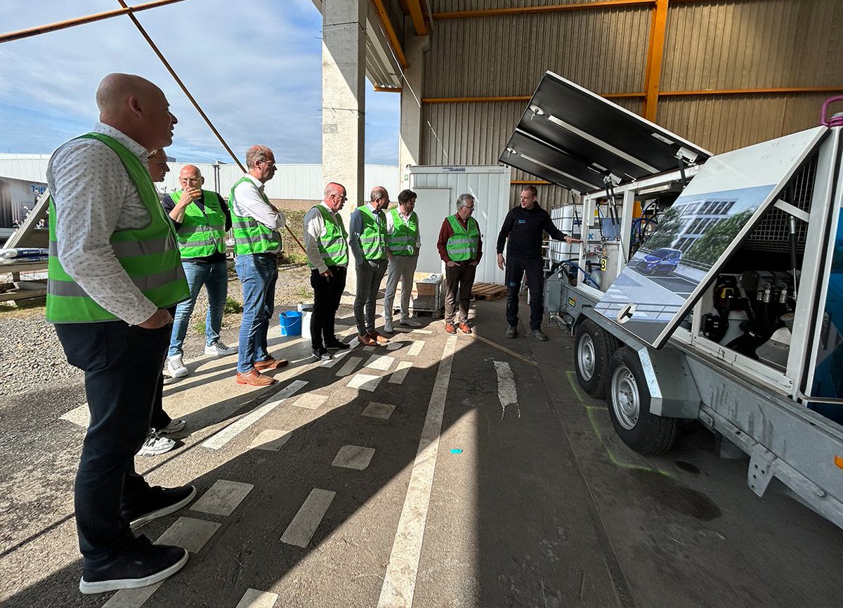 Afgelopen woensdag bezochten Simon en Mario samen met KIWA BDA ons hoofdkantoor in Duitsland. Ze kregen een presentatie, maakten kennis met de Triflex SAM tijdens een praktische demonstratie én kregen een kijkje achter de schermen in de Triflex fabriek.
