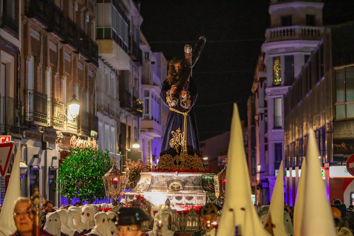 AnaGuarinos's tweet photo. ⚪️🟣 Tambores y dulzainas rompen el silencio y anuncian el paso de la Pasión, la Expiración y la Piedad por las calles de #Guadalajara en la noche del #JuevesSanto.

@pasin_guad 

#SemanaSantaGU2025 https://t.co/rInTndyV1n