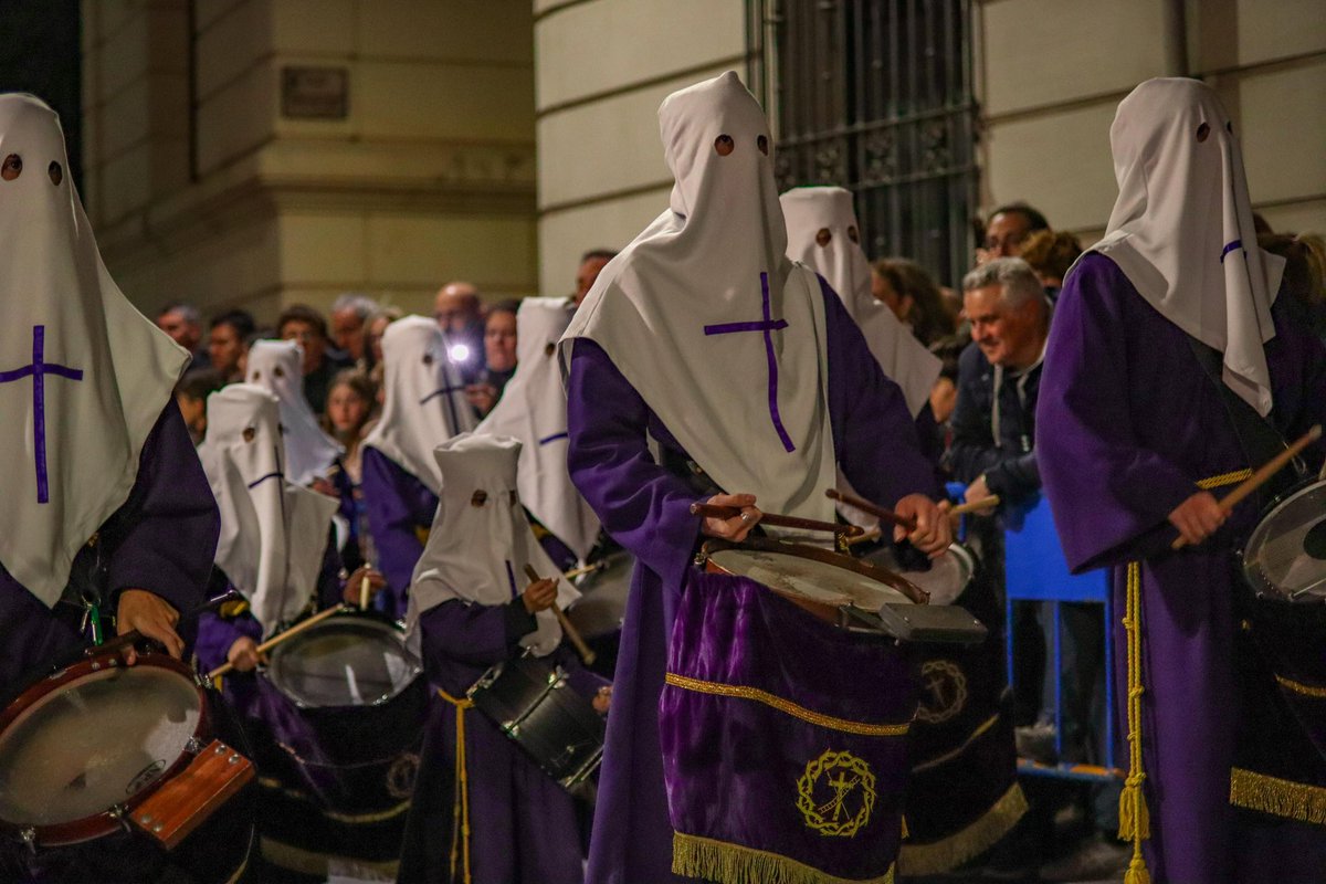 AnaGuarinos's tweet photo. ⚪️🟣 Tambores y dulzainas rompen el silencio y anuncian el paso de la Pasión, la Expiración y la Piedad por las calles de #Guadalajara en la noche del #JuevesSanto.

@pasin_guad 

#SemanaSantaGU2025 https://t.co/rInTndyV1n