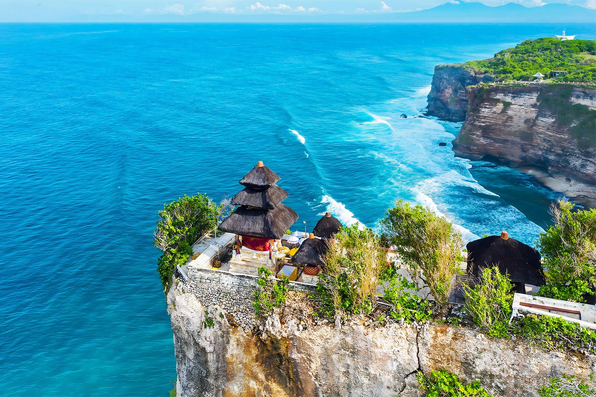 Di Pura Uluwatu, kera-kera yang berkeliaran dipercaya bukan hewan biasa. Warga lokal bilang, mereka penjaga spiritual pura. Beberapa turis yang usil, katanya mengalami “kemalangan kecil” setelah gangguin kera di sana.