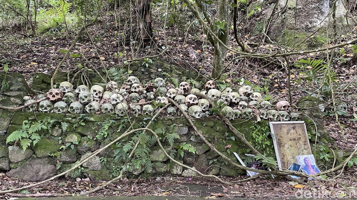 Desa Trunyan, di tepi Danau Batur, punya tradisi pemakaman tanpa mengubur mayat. Jenazah diletakkan di atas tanah di bawah pohon besar, dan… anehnya, nggak bau. Sampai sekarang ilmuwan belum bisa jelaskan kenapa.
