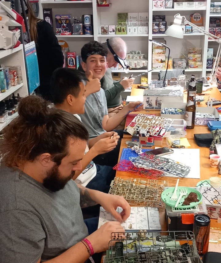 Labirinto_Shop's tweet photo. Alcune immagini della nostra serata del Giovedi. Tanta gente e tanto divertimento! #gundam #gunpla #gandai #modellismo #modena #labirinto #labirintoshop https://t.co/N0y0NjzrJg