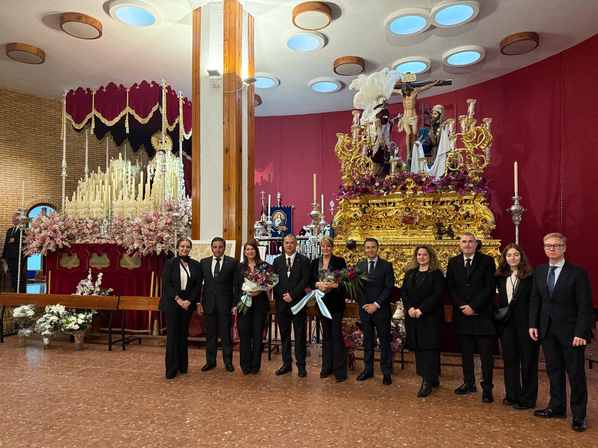 💐El equipo de Gobierno del Ayuntamiento de Huelva, encabezado por la alcaldesa, Pilar Miranda, ha realizado una ofrenda floral a las imágenes titulares de las hermandades de La Fe, El Descendimiento y El Santo Entierro. 

#SSHuelva25 #ViernesSanto