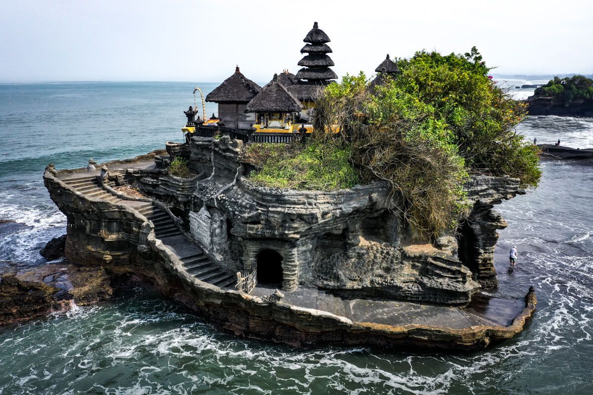 Di Pantai Tanah Lot, ada “ular suci” yang dipercaya menjaga pura dari roh jahat. Ular ini hidup di celah karang, dan konon tidak pernah menggigit… kecuali kalau niatmu buruk.