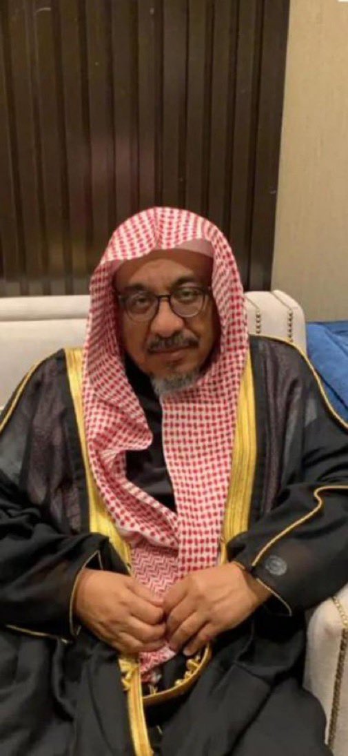Abdulatif_MH's tweet photo. 🔸من قضاة #الدلم وأبنائها
معالي الشيخ / 
#عبدالرحمن_بن_عبدالعزيز_بن_سعد_الدريهم
#ملامح_من_سيرته 
▪️ولد في محافظة الدلم عام ١٣٧٨ هـ
▪️درس الابتدائية في مدرسة ابن عباس وتخرج فيها
عام ١٣٩١ هـ
▪️درس المرحلة المتوسطة والثانوية في معهد الدلم
العلمي وتخرج فيه عام ١٣٩٨ هـ
▪️التحق بكلية الشريعة بجامعة الإمام وتخرّج فيها 
عام ١٤٠٢ هـ
▪️عُيّن فور تخرّجه ملازماً قاضياً في المحكمة الكبرى
بالرياض لمدة ثلاثة أعوام.
▪️عُيّن قاضياً في محكمة الدلم لمدة (١١ عاماً) 
من تاريخ  ٢٤ / ٢ / ١٤٠٧ هـ إلى ١١ / ٨ / ١٤١٨ هـ
تولّى خلالها بين عامي (١٤١٣ / ١٤١٤ هـ) إمامة وخطابة
جامع الدلم الكبير ✴️
▪️انتقل بعد قضائه في الدلم قاضياً في المحكمة الكبرى
بالرياض.
▪️في ١٠ / ٥ / ١٤٣١ هـ تمت ترقيته إلى قاضي استئناف
بمحكمة الاستئناف في مكة المكرمة.
▪️بناءً على طلبه تم نقله إلى محكمة الاستئناف بالمنطقة
الشرقية بتاريخ ١٠ / ١١ / ١٤٣٤ هـ حتى تاريخ ٧ / ٤ / ١٤٤٠ هـ
بعدها تم ترقيته إلى رئيس محكمة استئناف.

حفظ الله الشيخ ومتعه بالصحة والعافية.

م# كتاب #علماء_الدلم_وقضاتها 
لـ أ. عبدالعزيز البرّاك نقلاً عن الشيخ عبدالرحمن 

🔸جميع التعيينات والترقيات 
صدرت بأمرٍ ملكي كريم. 
✴️ في الكتاب وردت ثلاثة أعوام. 

@AldoraihmFamily