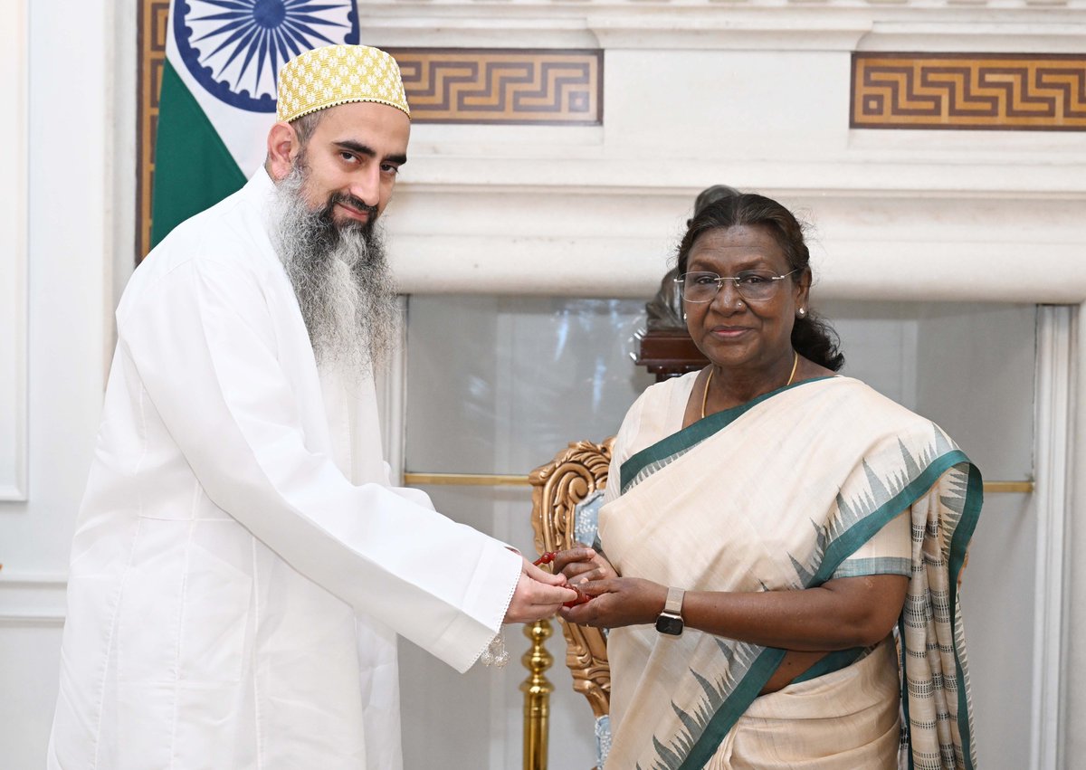 President of India (@rashtrapatibhvn) on Twitter photo Members of <a href="/Dawoodi_Bohras/">The Dawoodi Bohras</a> community led by Shehzada Husain Burhanuddin met President Droupadi Murmu at Rashtrapati Bhavan. Members of <a href="/Dawoodi_Bohras/">The Dawoodi Bohras</a> community led by Shehzada Husain Burhanuddin met President Droupadi Murmu at Rashtrapati Bhavan.