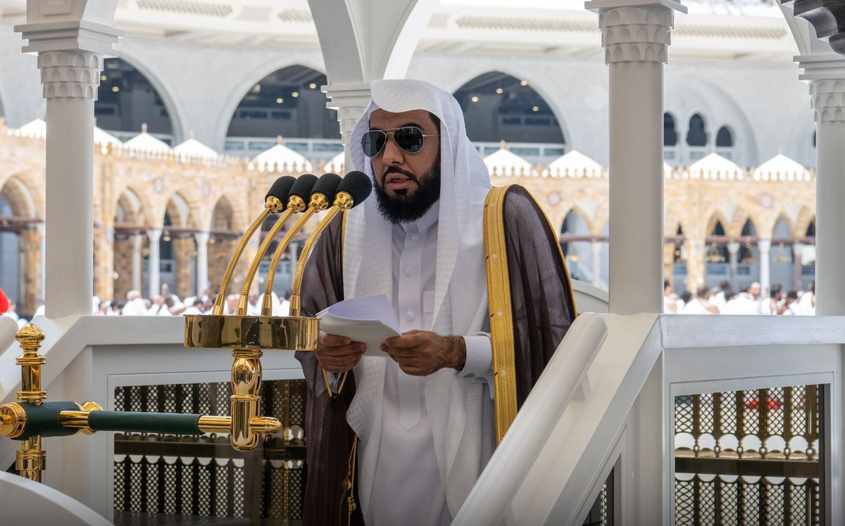 SaudiNewsFR's tweet photo. L'Imam et orateur de la mosquée sacrée de #Makkah 🕋, le Cheikh Dr Abdullah Al Juhany durant le sermon de ce vendredi:

« Ce monde est un lieu d’épreuves et de tests, et Allah a promis à Ses serviteurs une grande récompense pour ceux qui patientent face aux épreuves et aux difficultés de cette vie. »
