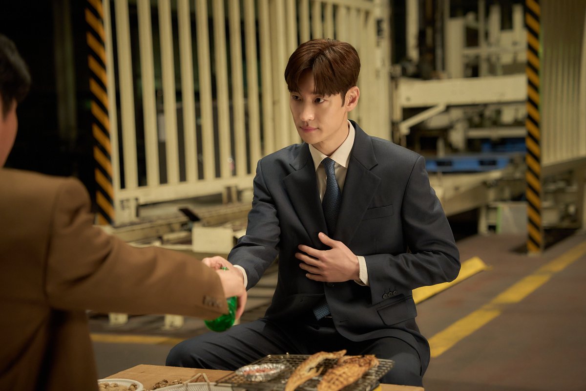 회사=내 인생,
충실한 국보그룹 재무이사 표종록💼
VS
내 인생=내 인생
성과 추구형 글로벌 투자사 직원 최인범📈

술잔을 부딪히는 두 사람의 묘한 관계🤝
‘지켜라 VS 삼켜라’ 대결 스틸 공개‼️

<소주전쟁>🍶💥
6월 3일 극장 대개봉

#소주전쟁
#유해진 #이제훈
#손현주 #최영준