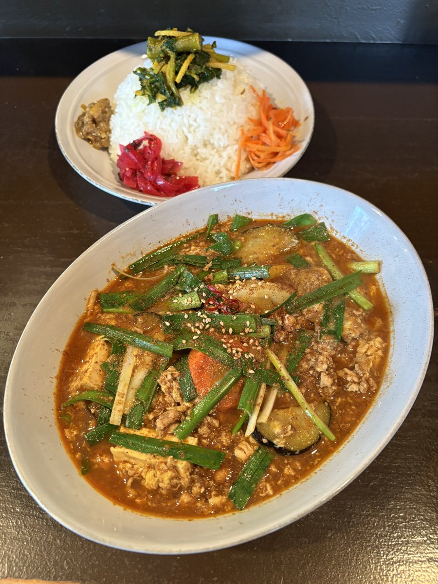 AKIZO's tweet photo. にら玉キーマ
辛さ：５０
◯ レモンのアチャール
◯ 赤大根のアチャール
◯ 春菊と生姜のサブジ
◯ 人参アチャール

にらもじゃがいもも新鮮で美味かった
しっかりと汗出��してデトックス完了

#スープカレー部
#スープカレー
#曉 https://t.co/UqADkPq6QN