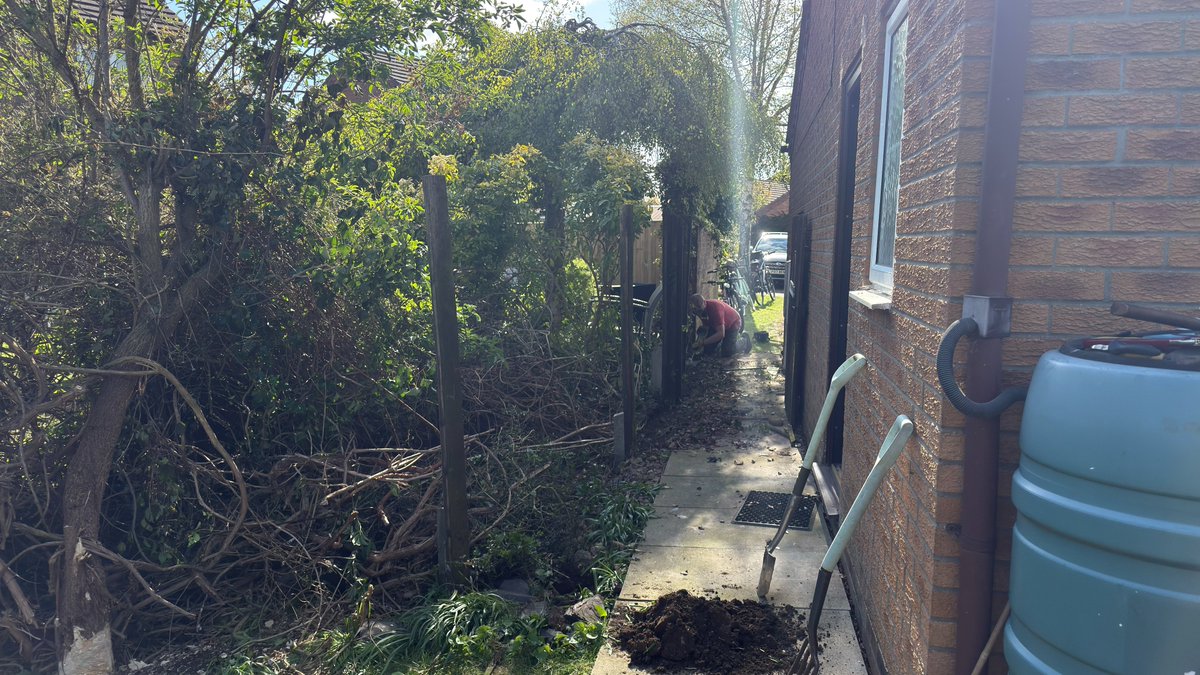 richardball247's tweet image. Great start to the Easter weekend. Lots of DIY underway. #DIY #manualLabour #workingHard #HappyEaster.