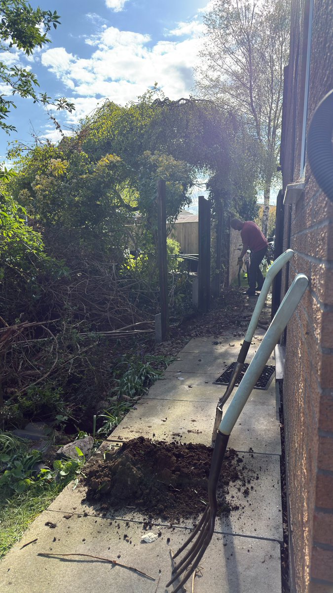 richardball247's tweet image. Great start to the Easter weekend. Lots of DIY underway. #DIY #manualLabour #workingHard #HappyEaster.