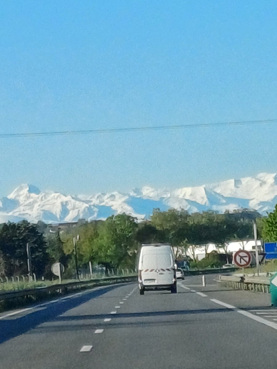 Johnmar28538764's tweet photo. La seule chose que j'aime  quand je vais au travail, c'est regarder ce payasage 
#montagne #neige #Pyrénées https://t.co/7anrfAxZnp