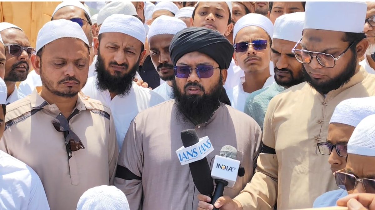 Umrainmahfooz's tweet photo. وقف قانون 2025 کے خلاف آج  شہر مالیگاؤں میں پرامن کامیاب اور موثر احتجاج ہوا ہزاروں کی تعداد میں اہلیان شہر نے اپنے بازو پر کالی پٹی باندھ کر نماز جمعہ میں شرکت کی اور اس بات کا مطالبہ کیا کہ وقف قانون میں کی گئی ترمیمات واپس لی جائیں

#SaveWaqfSaveConstitution 
#IndiaAgainstWaqfBill
#RejectWaqfBill
#SayNoToWaqfBill