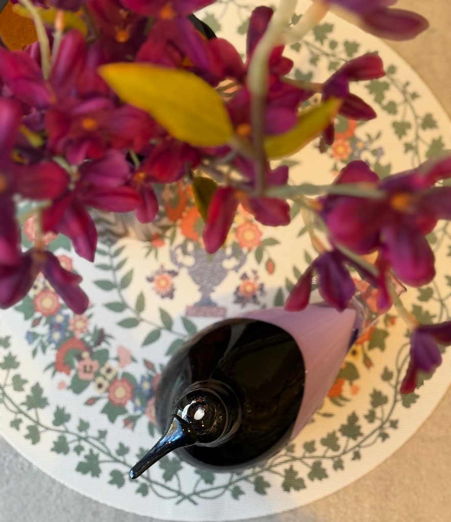 Taking inspiration from Emeline Travis Ludington’s Floral Appliqué Quilt (ca. 1850), this placemat features vibrant, hand-appliquéd blooms, blending traditional textile artistry with modern durability through precise printing on a wipeable material.

didriks.com/search?keyword…