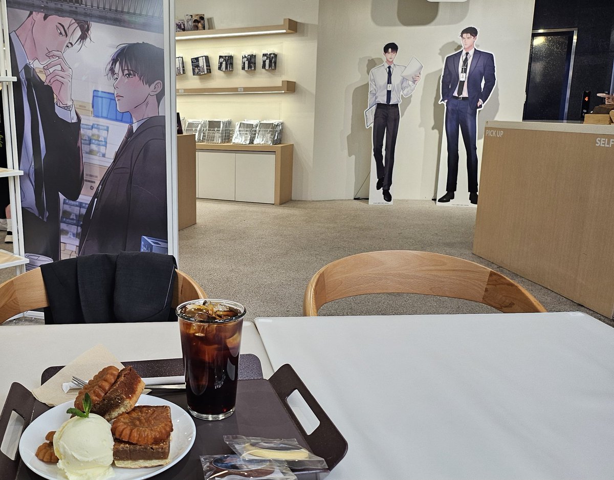 Do_D19's tweet photo. 모펀에서 약과랑 더치커피로 한팀장 빙의해봤습니다.. 오랜만에 외출햇으니 토주 인생네컷도 한방! 📷 🌟
방문해주신 독자님들, 예쁘게 꾸며주신 모펀 관계자분들 모두 감사드립니다! 모쪼록 즐겨주셨으면 좋겠습니다😝😴 조만간 시간될때 또 방문할게요🫡 https://t.co/N5YmQlwJ8e