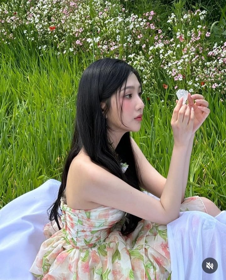 Ayrisn1's tweet photo. @TOP100KPOP My lovely joy💚🌸 https://t.co/59EC7TGUmF