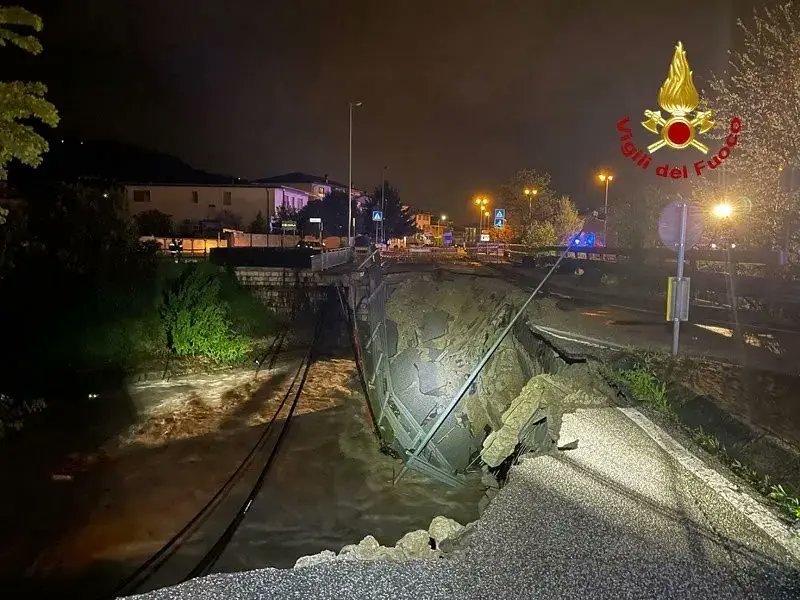 Individuato dai vigili del fuoco anche il corpo del secondo disperso nella piena del torrente Agno, nel Vicentino. Padre e figlio erano caduti con la loro auto in una voragine che si è formata nella tarda serata di giovedì a causa del maltempo sul ponte a Valdagno (Vi)
