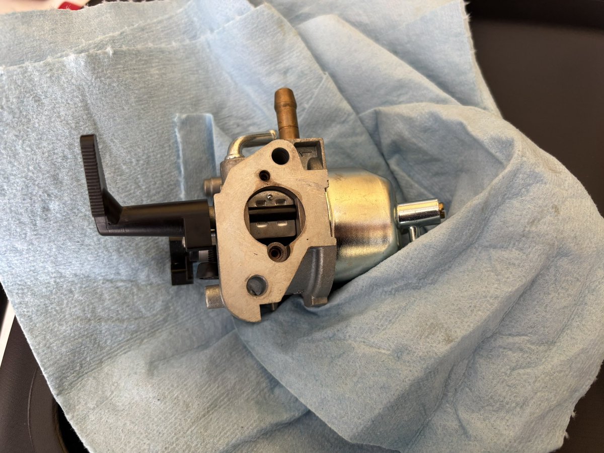 neoki21's tweet photo. 発電機稼働中に何故かエンスト…

キャブレター清掃やってみましたが、
ぱっと見そんなに汚れておらず…🤦‍♂️ https://t.co/HFjZlqxyWc