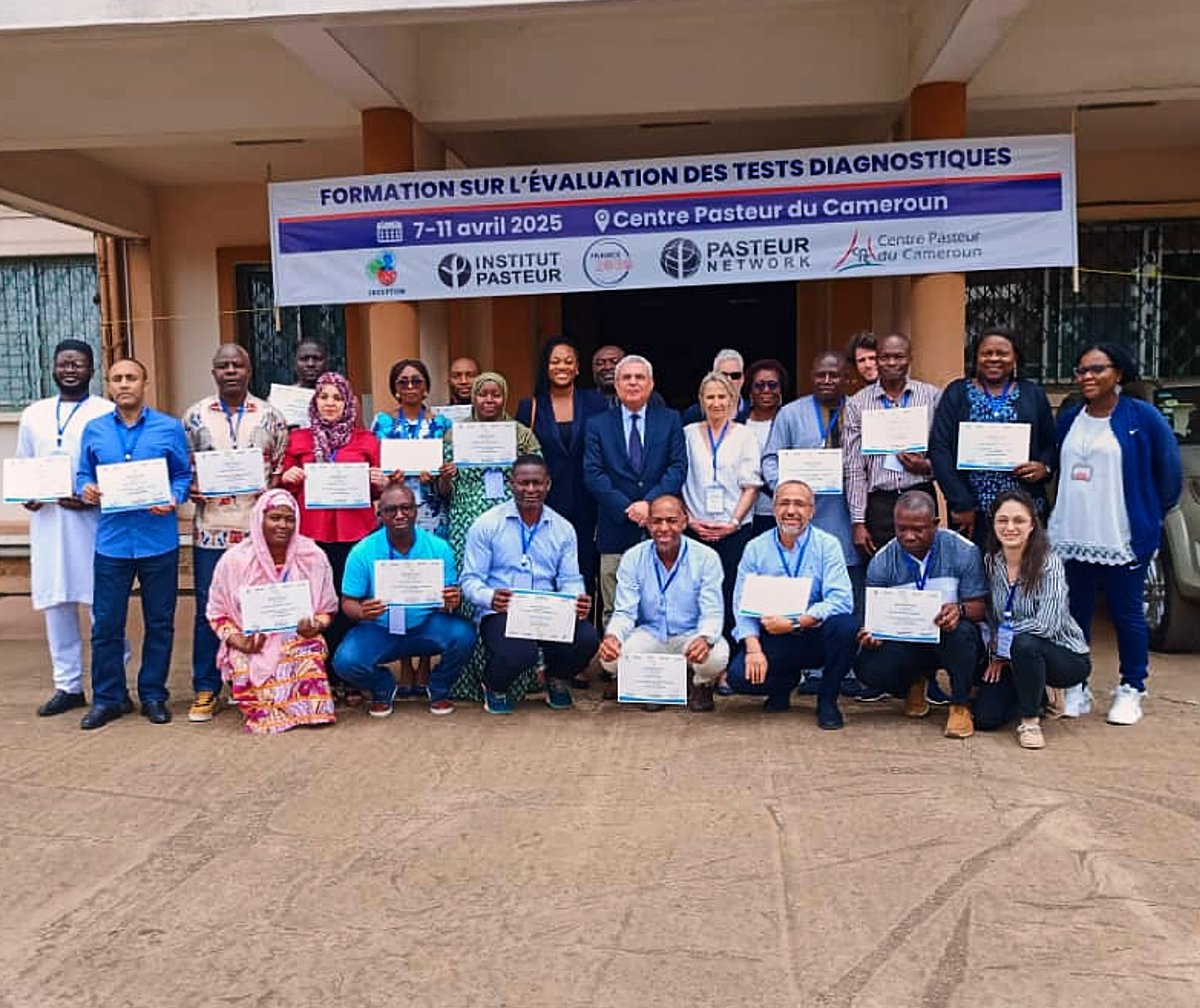 I_P_Bangui's tweet photo. 🔬 Former les experts du diagnostic en #Afrique : au
@CentrePasteur #Cameroun, des scientifiques de 6 pays dont la #Centrafrique ont renforcé leurs compétences en tests rapides, IA et nouvelles technologies. https://t.co/5aSyfFt6gw #WorldLabDay 🧪 https://t.co/r01X6jEZzG
