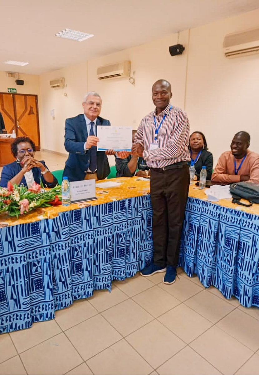 I_P_Bangui's tweet photo. 🔬 Former les experts du diagnostic en #Afrique : au
@CentrePasteur #Cameroun, des scientifiques de 6 pays dont la #Centrafrique ont renforcé leurs compétences en tests rapides, IA et nouvelles technologies. https://t.co/5aSyfFt6gw #WorldLabDay 🧪 https://t.co/r01X6jEZzG