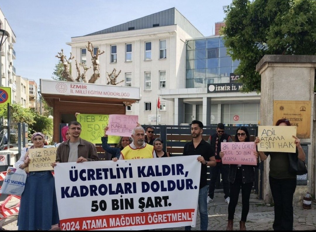 bovaryemma22's tweet photo. Öğretmenler hak arayışında 
Bugün sahada olmak yerine okulda olmalıydık 
@RTErdogan @_cevdetyilmaz @hasandogan @fahrettinaltun @Yusuf__Tekin @memetsimsek @vedatdemiroz @tcbestepe

#Ya2024eEkAtamaYaistifa https://t.co/MR2lsuAhon