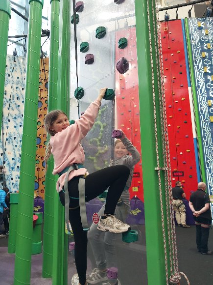 As part of the Midweek G.O.A.L.S initiative dedicated to empowering young girls, the community team alongside Gracemount Leisure Centre organised for the group to attend at the climbing arena in Ratho. This was a great team bonding exercise!
 #SECPT