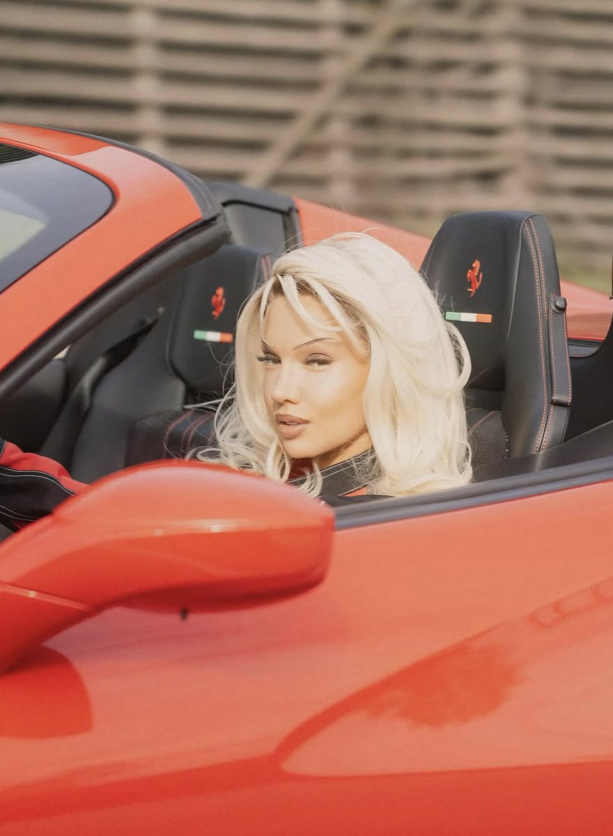 Mein Blick, wenn mich jemand fragt was so gut an mir riecht und ich weiß das ich letzte Nacht  in Shirin Beauty gebadet habe! ✨🤍
<a href="/ShirinDavid/">Shirin David</a>