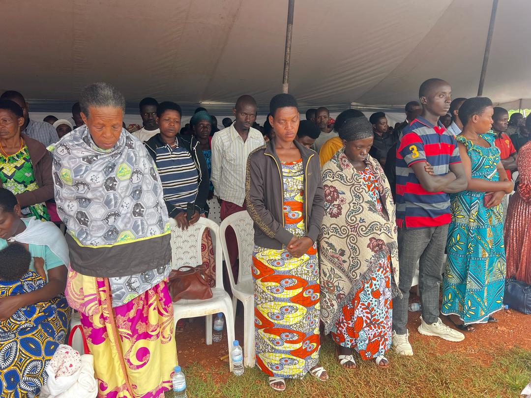 ChristineNdacy2's tweet photo. @HuyeDistrict @RwandaSouth
Turi kwibuka ku nshuro ya 31 Jenoside yakorewe Abatutsi mu mirenge ya #Simbi na #Maraba ahiciwe imbaga y'Abatutsi barenga 40,000 bicirwa kuri Paruwasi Gotolika ya Simbi.@KwibukaRwanda @Unity_MemoryRw @DrDamascene
@Ibuka_Rwanda
#Twibuke -#Twiyubaka https://t.co/890y8nfTm8