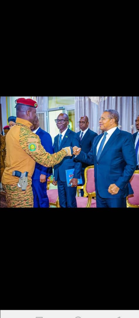 semboj's tweet image. Nipe tano