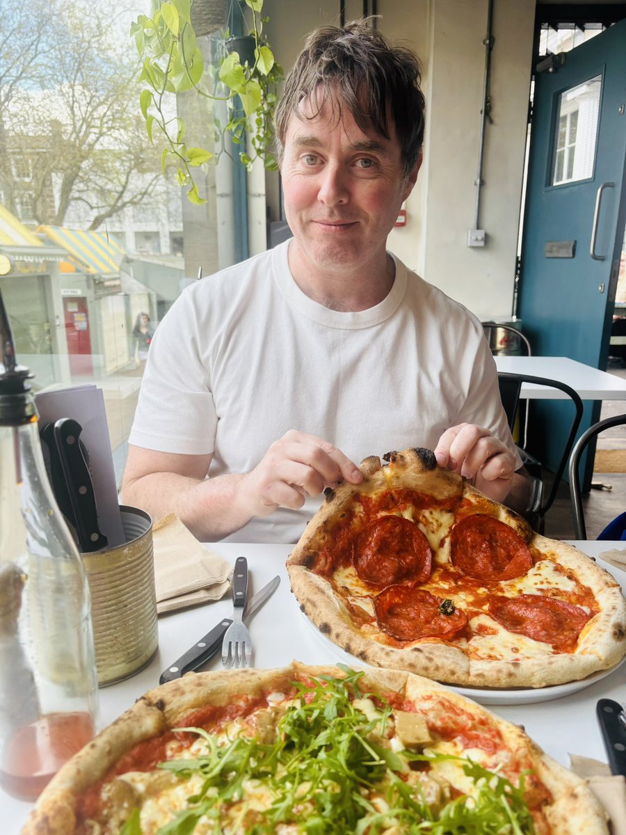 基本、旅に出るとわたしが下調べから予約作業を担うので、自分好みのレストランに行けるのだが、それでも数日に一度はピザを挟むのが、家人をキープハッピーにする秘訣。ピザ星人だからな。