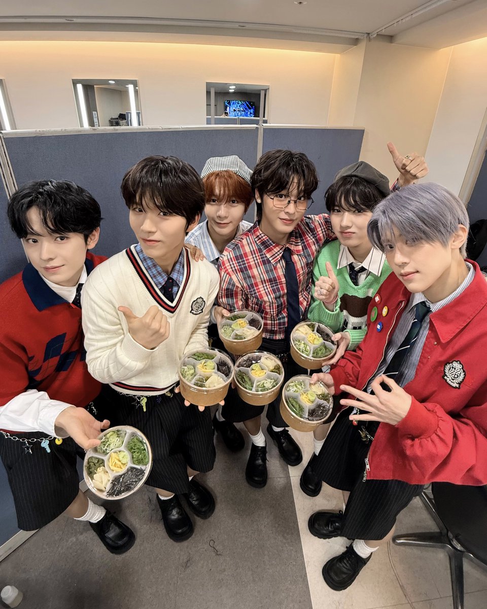 nctwishofficial's tweet photo. 마크형!! 장어덮밥 사주셔서 감사합니다
다같이 맛있게 먹었습니다아!!🍴

#SAKUYA #사쿠야 #サクヤ  
#NCTWISH #poppop
#NCTWISH_poppop https://t.co/s4rcnvPN0f