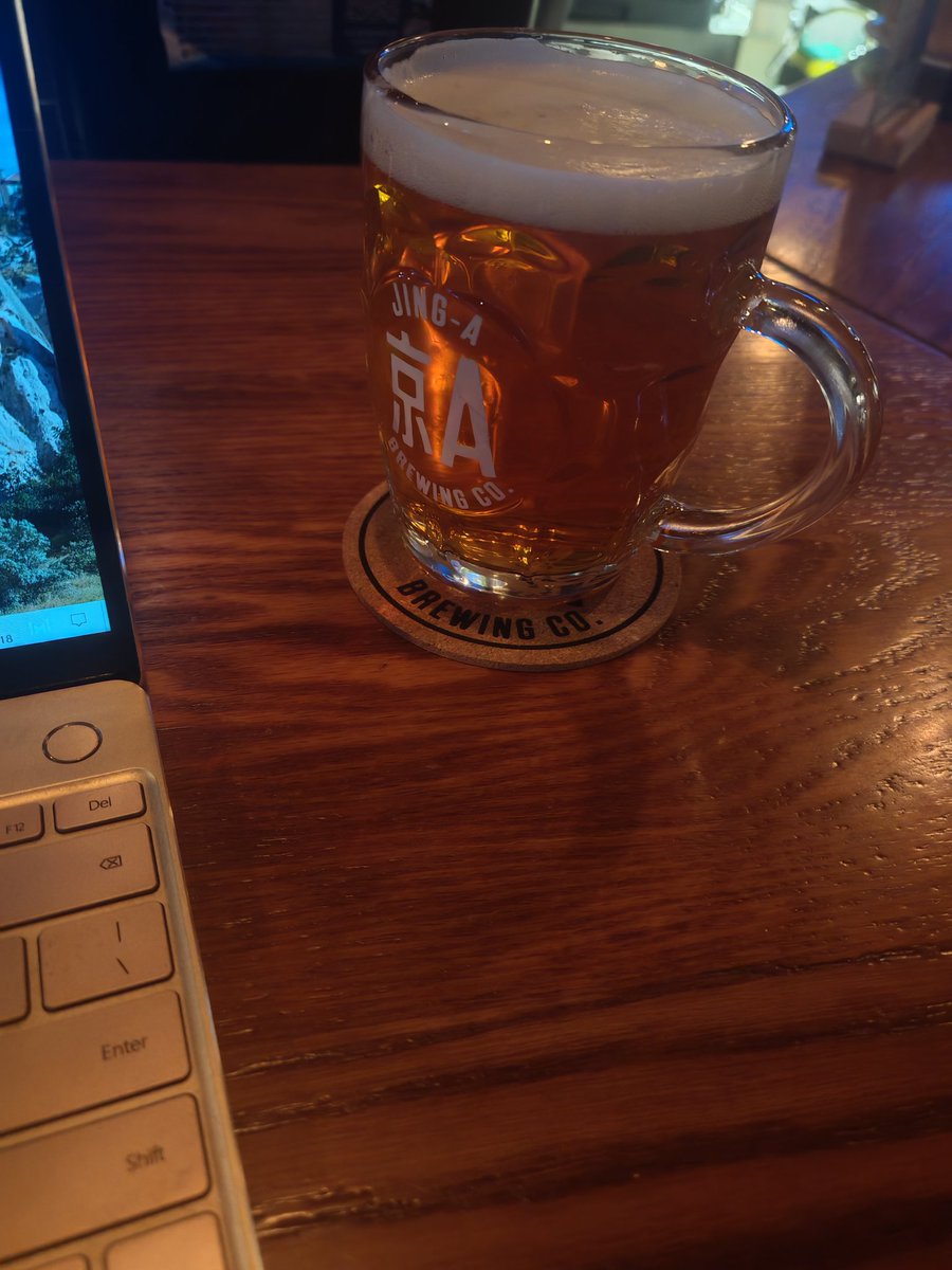 昨日余晖下已发黄的大裤衩，今天在细雨蒙蒙中被淋湿，约了好久的球没打成，只好又带着这几个宝贝儿，品一杯苦苦的IPA