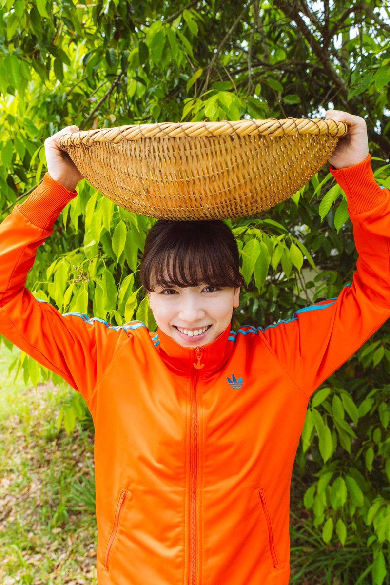 kakushika_movie's tweet photo. 🍊.｡o ₍₍ #チームかくしかの思い出 ⁾⁾

日差しがあたたかく降り注ぐ
日高絵画教室の庭☀️

ざるを掲げてにっこりな
#永野芽郁 さんの姿をキャッチ✨

ざるの中には…？💭

公式Instagramでは
オフショットを公開中📸⊹
投稿をお楽しみに🧡
https://t.co/mHf8wM2KhS https://t.co/C1BocvsxeB