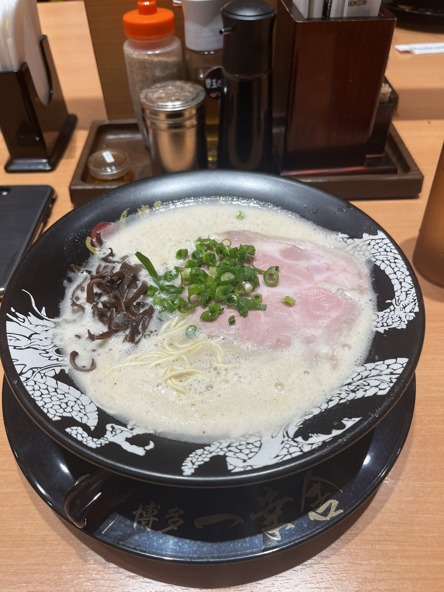 41tsusa's tweet photo. 福岡出張。空港のジムで二日間だけど1日目は飲みと2日目帰りはラーメン食った。
まあたまには良いだろう。
#筋トレ垢さんと繋がりたい #筋トレ
 #筋トレ好きな人と繋がりたい #筋トレMEMO  #裏アカ男子とつながりたい #裏アカ男子　#筋トレ垢　#イケオジ https://t.co/Y8OMlDBbO3