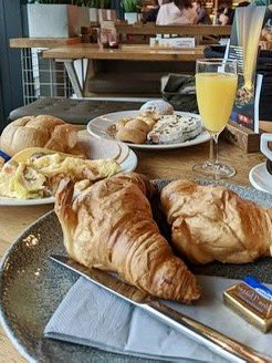 Osterbrunch im ALEX Skyline Plaza – knusprig, cremig, verführerisch… und ja, hier gab’s nicht nur dicke Eier auf dem Teller!

#FrankfurtFoodies #DickeEier #BrunchVibes #AlexFrankfurt #EasterMood #SkylineCravings