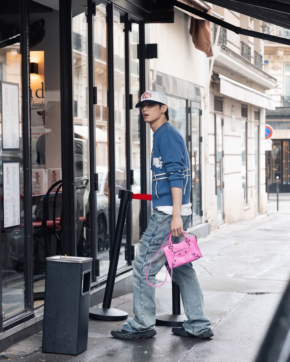 tbzjuyeohn's tweet photo. It felt like a candid moment, almost like being caught off guard in a quiet corner of Paris, carrying a distinctive Balenciaga pink bag that added a unique touch. And the selfie I snapped was my way of embracing the arrival. https://t.co/6laZq3DB1R