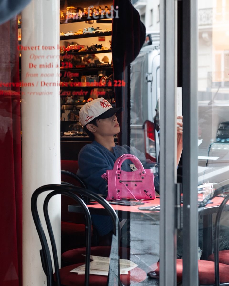 tbzjuyeohn's tweet photo. It felt like a candid moment, almost like being caught off guard in a quiet corner of Paris, carrying a distinctive Balenciaga pink bag that added a unique touch. And the selfie I snapped was my way of embracing the arrival. https://t.co/6laZq3DB1R