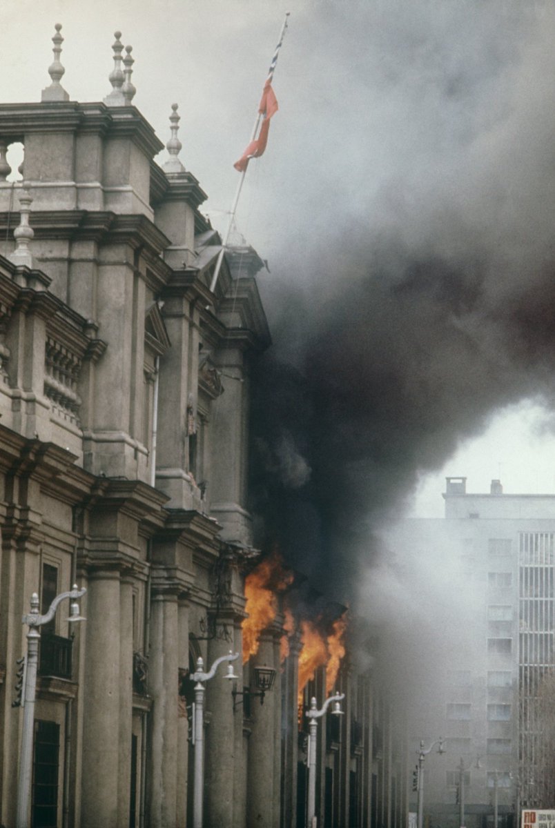 desde_1965's tweet photo. Allende llegó a la presidencia con apoyo del Congreso tras firmar el Estatuto de Garantías. Dicha reforma constitucional, aprobada por unanimidad, estableció que las FF. AA. debían velar por su cumplimiento. Por ello, el pronunciamiento no fue un golpe, sino un mandato legal. https://t.co/qrtwi5vURf