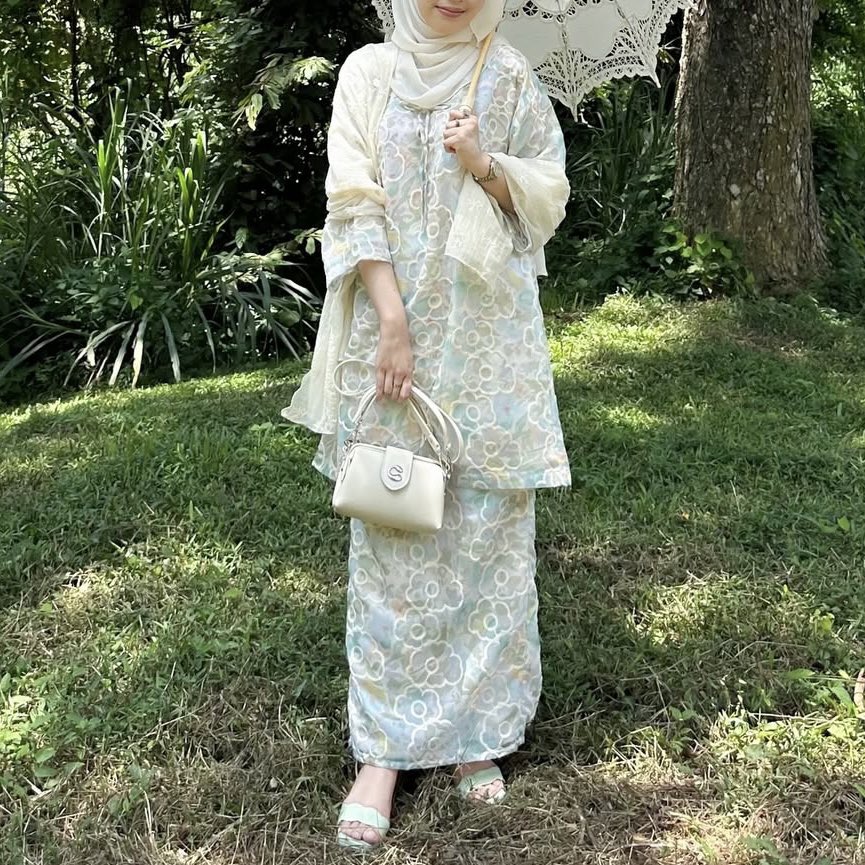 lilymaisarahhh's tweet photo. Girlssss, I found this printed floral kurung in soft pastel colour for Raya Haji. Comes with a matching shawl, feeling ayuuu sangat 🥹🫶🏻✨ https://t.co/67HcTK4tEU