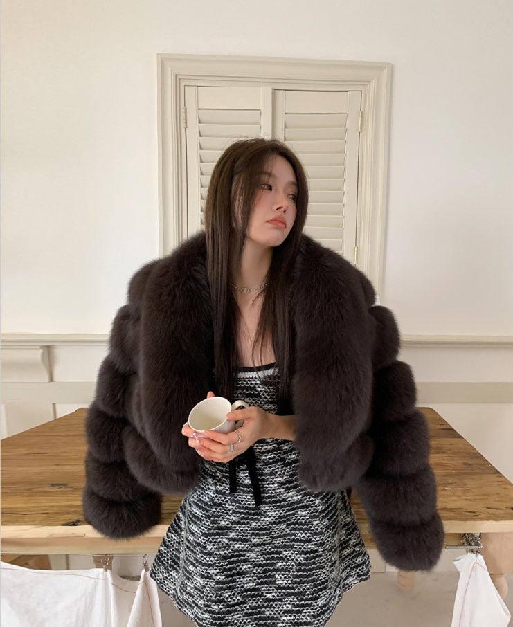 jiunuofur_Wu's tweet photo. Chic Women's Short Fur Coat 🌟
Luxurious Winter Jacket for Casual &amp; Evening Outfits

#realfoxfur #womenfashion #OOTD #luxurylifestyle #bloggerfashion #fashiontrendy #supermodel #whitefox #elegant #winterwarmer #popular #womencoat #domineering #cropped https://t.co/tVTjdIpWE3