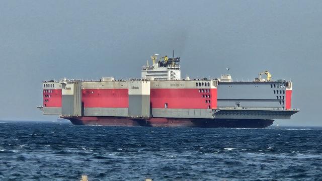 Sefine Dock 3  Çanakkale'den geçti 

Sefine Tersanesinin Çin'den sipariş ettiği 75 bin tonluk 360 metre uzunluğundaki dev yüzer havuz Türkiye'ye ulaştı.
<a href="/sefineofficial/">Sefine</a>