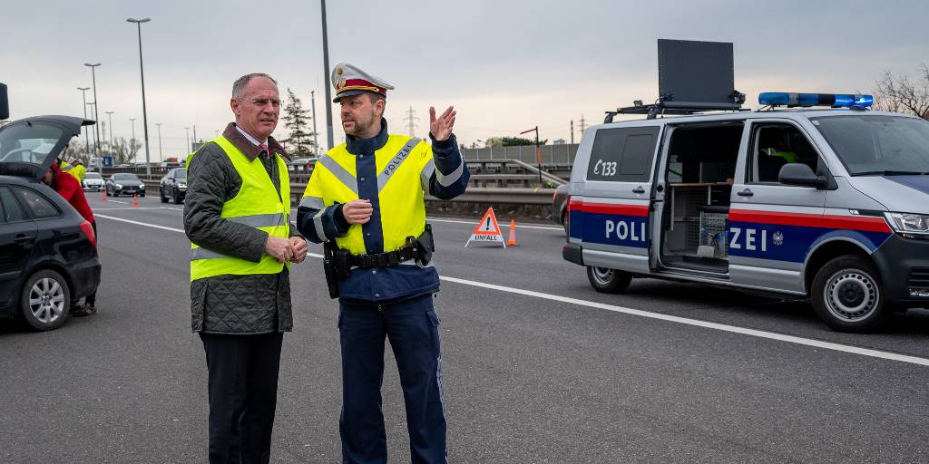 329 Verletzte, 5 Tote – allein zu Ostern 2024. Um das zu verhindern, setzt die Polizei auf gezielte Kontrollen. Innenminister Gerhard Karner informierte sich vor Ort über die Maßnahmen der Aktion „Sicher im Osterverkehr“.

🔗bmi.gv.at/news.aspx?id=5… 
📷 BMI/Jürgen Makowecz