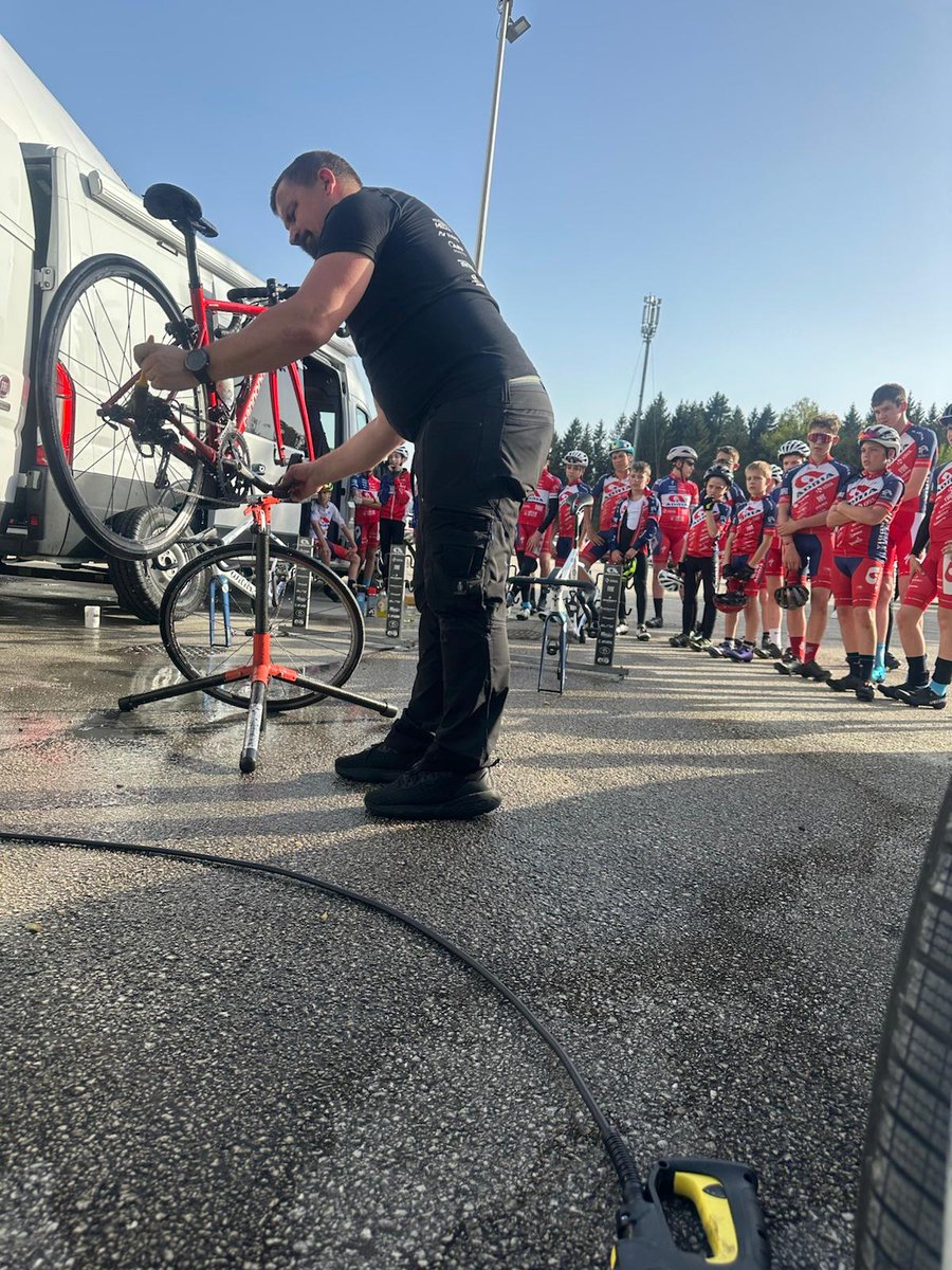 AMcyclingteam's tweet photo. Niso samo treningi in dirke. Kolesar mora znati še marsikaj drugega. Tokrat so naši dečki in deklice opazovali pri delu našega mehanika Jureta Zrimška in se učili, kako je potrebno skrbeti za svoje kolo in kako ga vzdrževati. https://t.co/Z8dFAIHgRx