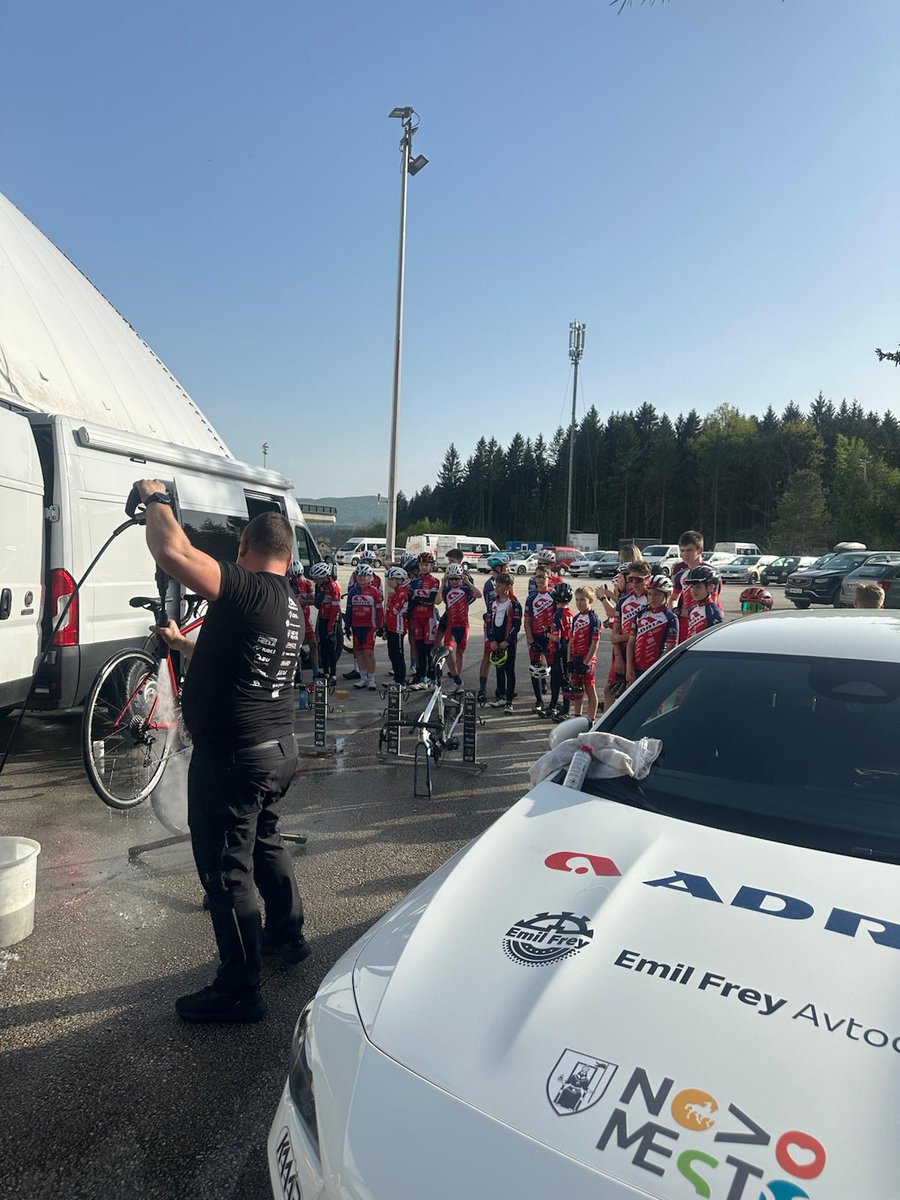 AMcyclingteam's tweet photo. Niso samo treningi in dirke. Kolesar mora znati še marsikaj drugega. Tokrat so naši dečki in deklice opazovali pri delu našega mehanika Jureta Zrimška in se učili, kako je potrebno skrbeti za svoje kolo in kako ga vzdrževati. https://t.co/Z8dFAIHgRx